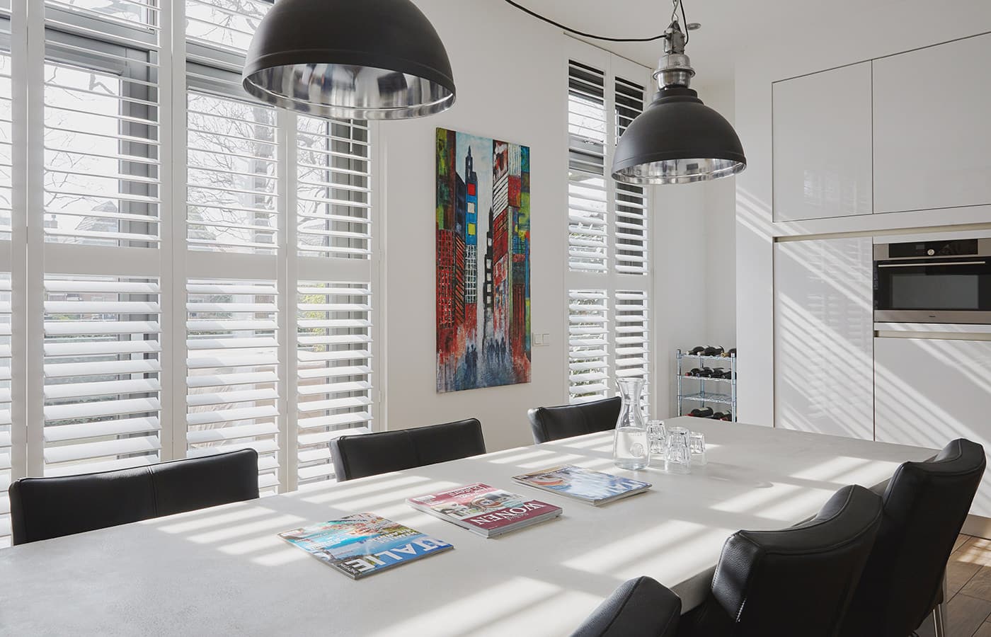 Contemporary kitchen design featuring Luxaflex Motorised Somfy shutters, ensuring opening and closing at the right position and time for optimum heat gain and losses. For sale in our Sydney showroom.