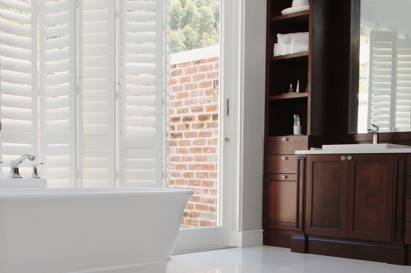 https://completeblinds.net.au/wp-content/uploads/2023/07/Norman-Woodlore-Plus-Shutters-Bathroom.jpg